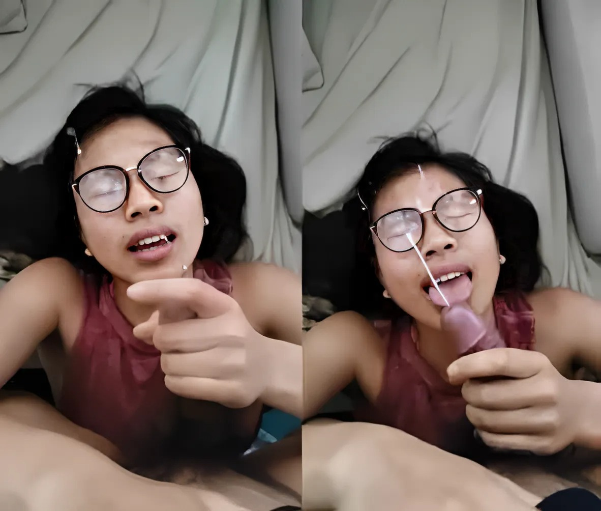안경을 쓴 소녀는 너무 음란해서 얼굴 전체에 사정했습니다.