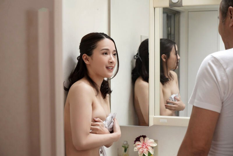 義父は義理の娘とセックスすることを計画しています